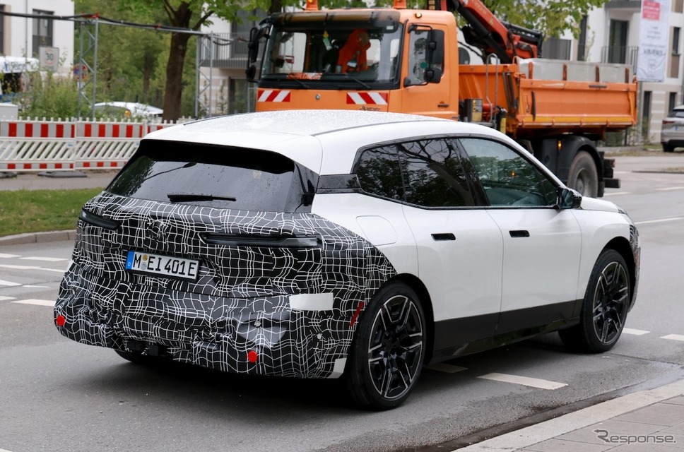 BMW iX 改良新型プロトタイプ(スクープ写真)《APOLLO NEWS SERVICE》