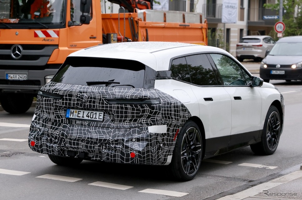 BMW iX 改良新型プロトタイプ(スクープ写真)《APOLLO NEWS SERVICE》