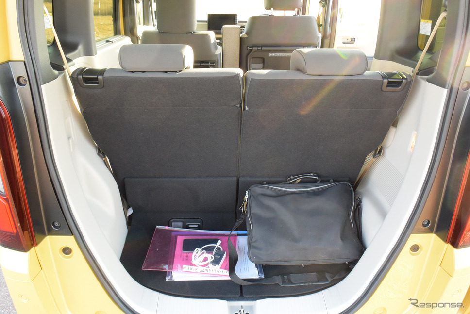 荷室容量は旧型と変わらず。前席を前に寄せれば奥行きをぐっと稼げる。《写真撮影 井元康一郎》