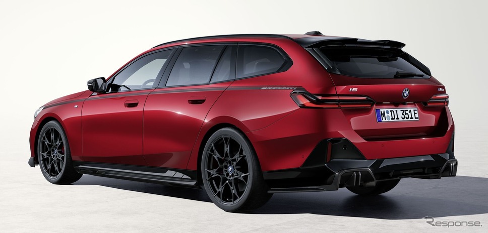 BMW i5 ツーリング の「Mパフォーマンスパーツ」装着車《photo by BMW》
