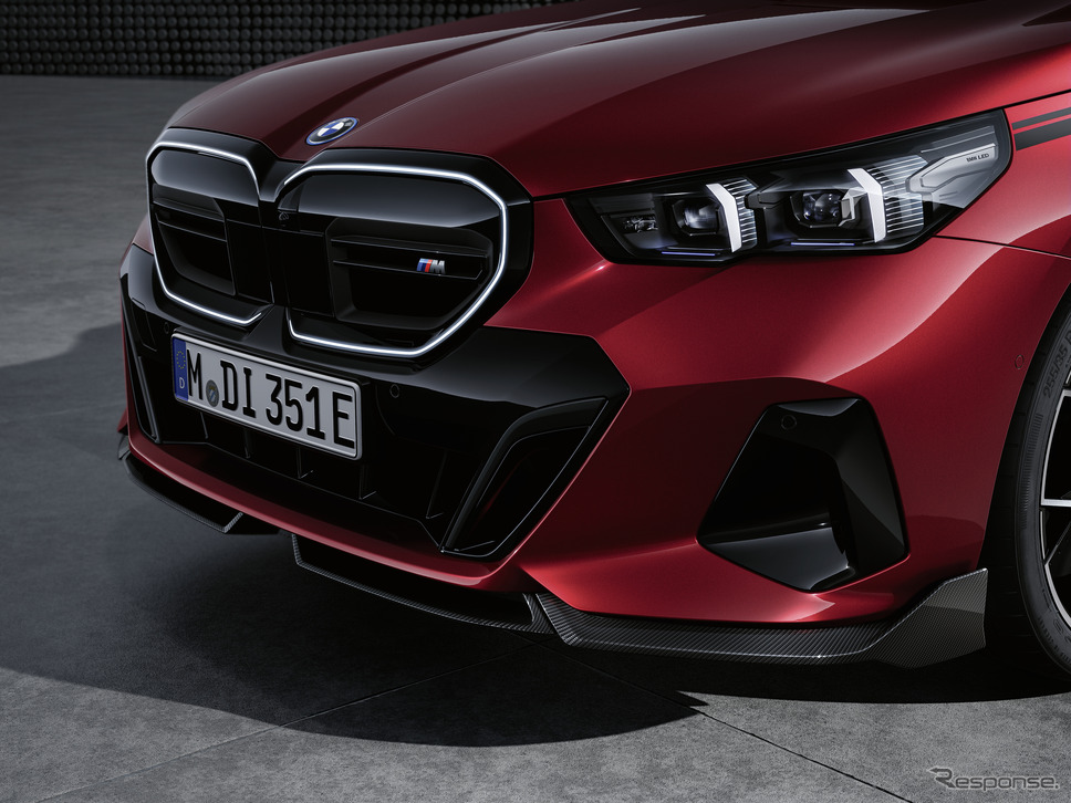 BMW i5 ツーリング の「Mパフォーマンスパーツ」装着車《photo by BMW》