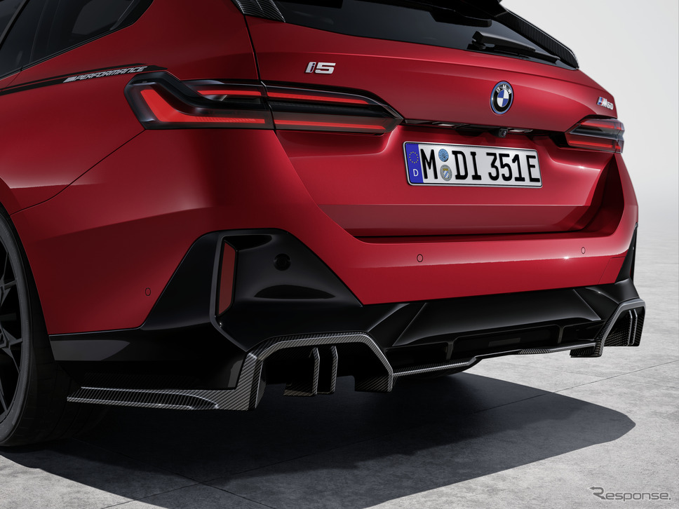 BMW i5 ツーリング の「Mパフォーマンスパーツ」装着車《photo by BMW》