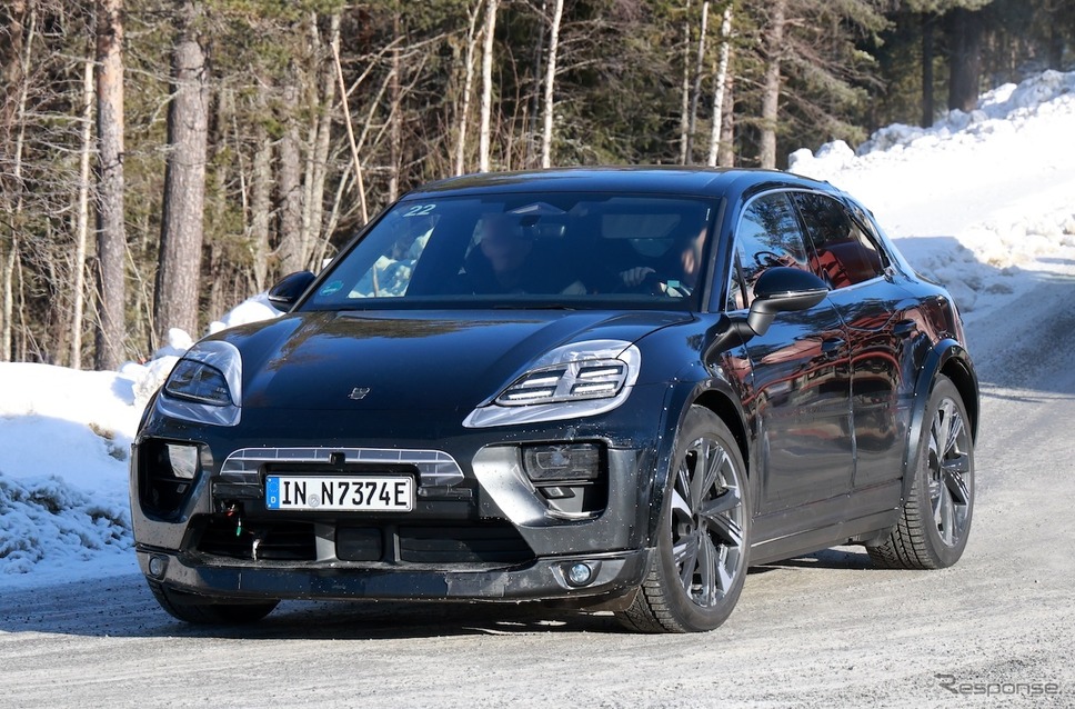 ポルシェ『マカンEV』の姿をしたアウディ 『Q8 e-tron』次期型プロトタイプと思われる車両(スクープ写真)《APOLLO NEWS SERVICE》