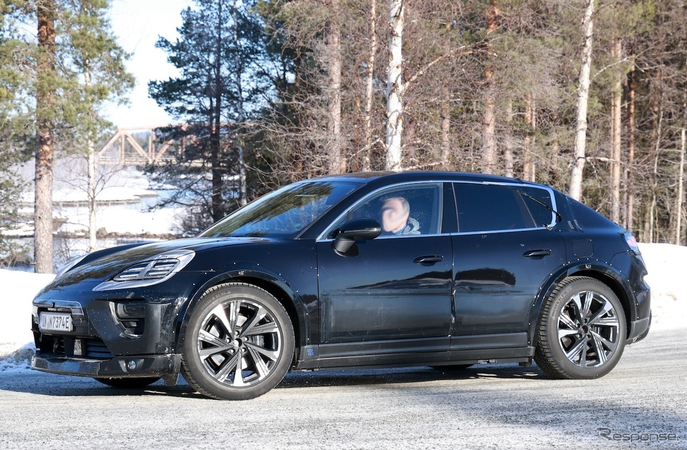 ポルシェ『マカンEV』の姿をしたアウディ 『Q8 e-tron』次期型プロトタイプと思われる車両(スクープ写真)《APOLLO NEWS SERVICE》