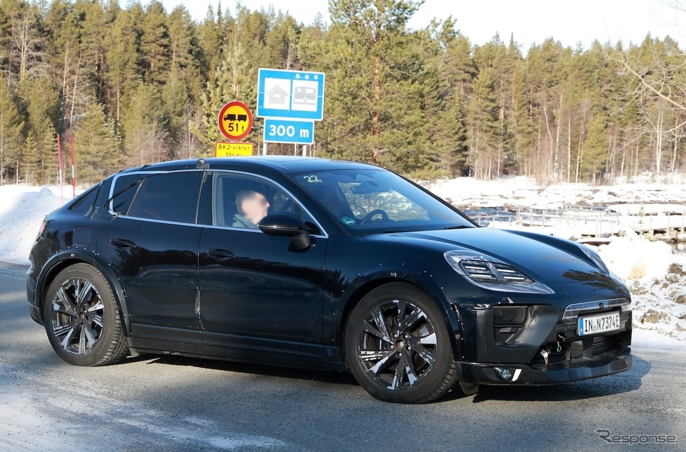 ポルシェ『マカンEV』の姿をしたアウディ 『Q8 e-tron』次期型プロトタイプと思われる車両(スクープ写真)《APOLLO NEWS SERVICE》