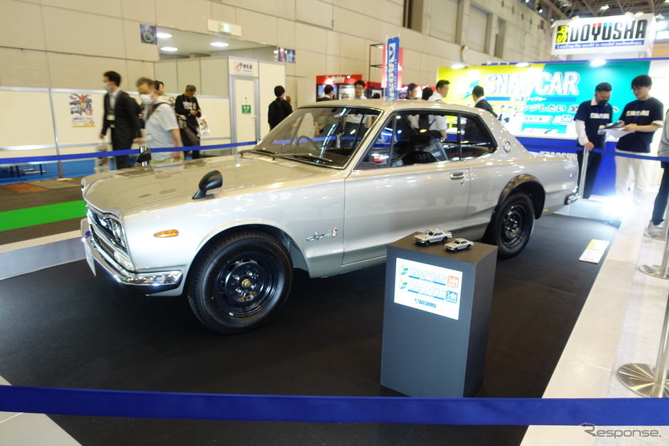 アオシマブースに展示されたGT-Rと手前にそのプラモが《写真撮影 中村孝仁》