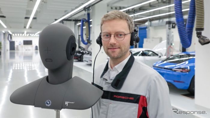 ポルシェの音響技術者、デビッド・サドウスキー氏と人工頭部「サム」《photo by Porsche》