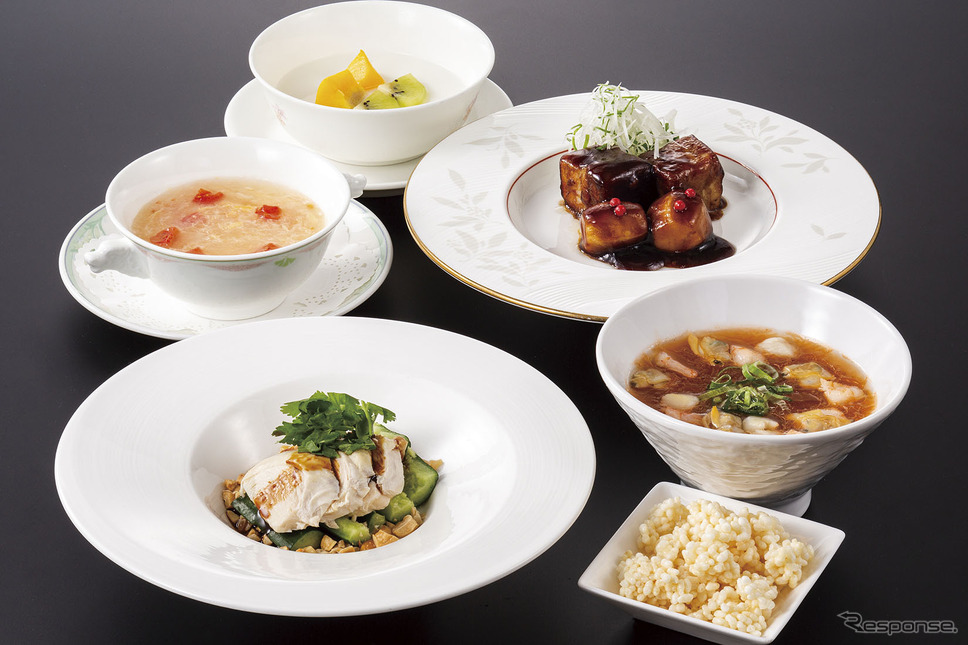 京王プラザホテル八王子「南園」 昼食《写真提供 はとバス》