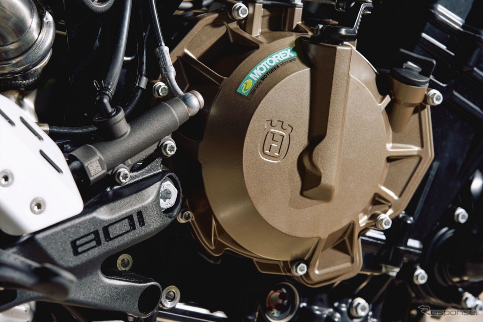 799ccのDOHCパラレルツインエンジンは、105psを発揮。CFモトで生産され、車体のアッセンブリーはオーストリアで行われている。エンジンの乾燥重量は52kgに収まっている。《写真提供 ハスクバーナ・モーターサイクルズ》