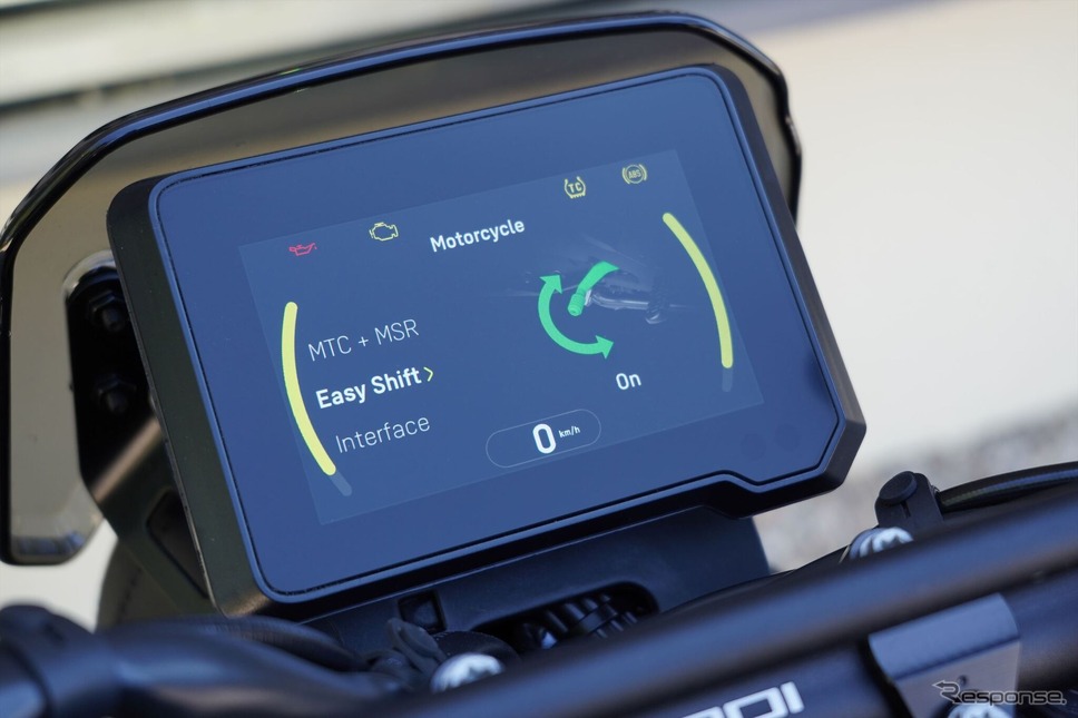メーターにはコネクティビティ・ユニットを標準装備。このユニットを『Ride Husqvarna Motorcycles』アプリと同期させることで、電話や音楽の選択ができる。《写真提供 ハスクバーナ・モーターサイクルズ》