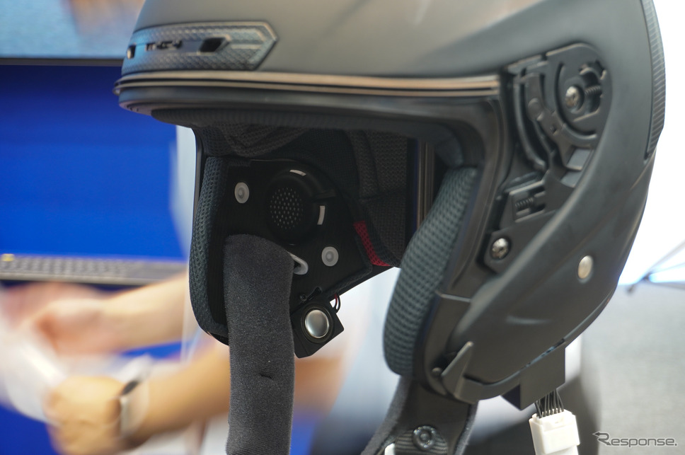 ヘルメット内に取り付けられた7つのスピーカーから後方車両の接近を知らせる音を発する《写真撮影 宮崎壮人》