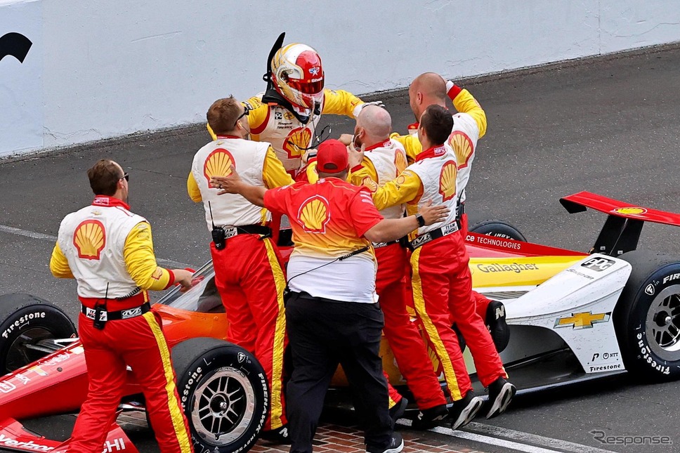 勝利を喜ぶニューガーデン。《©?INDYCAR》