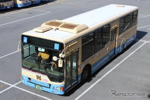 屋根にSPACECOOLを貼付した車両《写真提供 阪急バス》