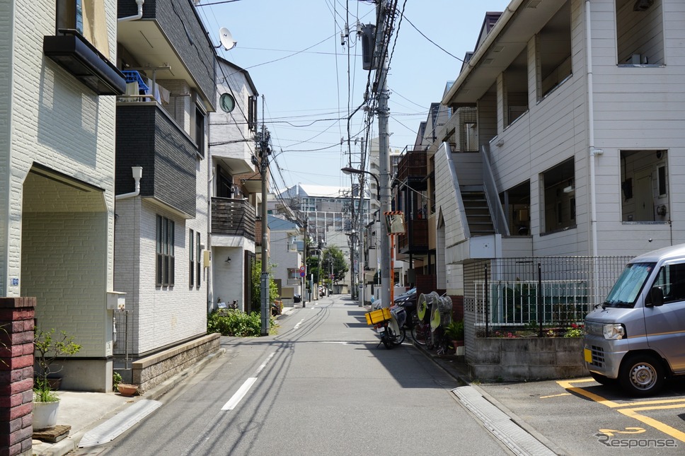 道幅狭い生活道路、法定速度を30km/hに変更へ、警察庁検討(写真はイメージ)《写真AC》