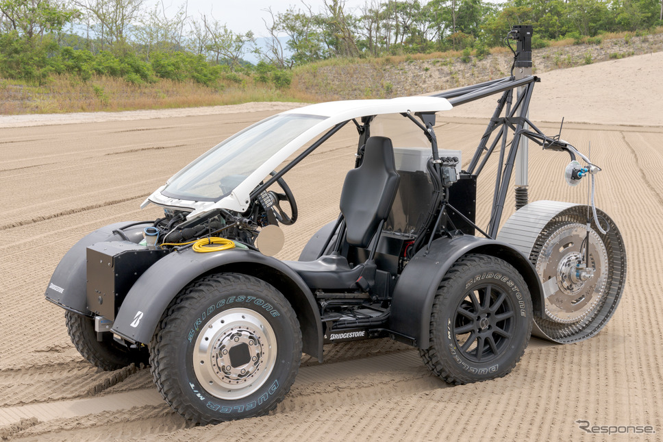 月面探査車用タイヤプロジェクトに使用される新開発のEVテスト車両。《写真撮影 関口敬文》