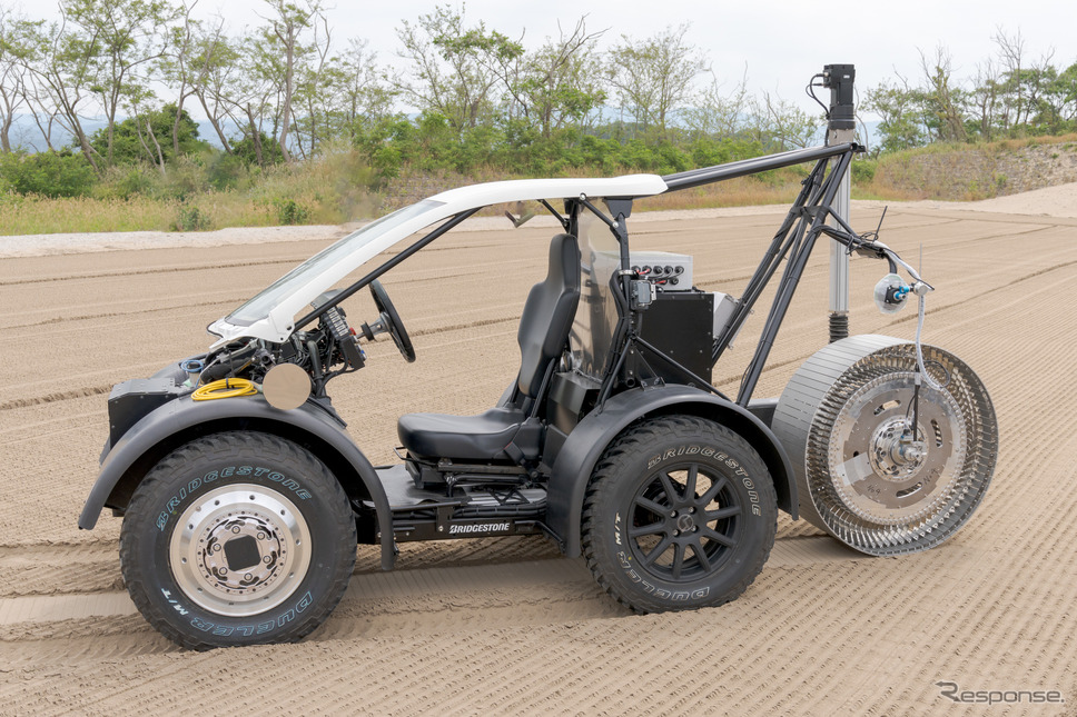 ルナテラスには実証実験用EVバギーが用意され、後方には月面探査車用タイヤが装着されていた。《写真撮影 関口敬文》