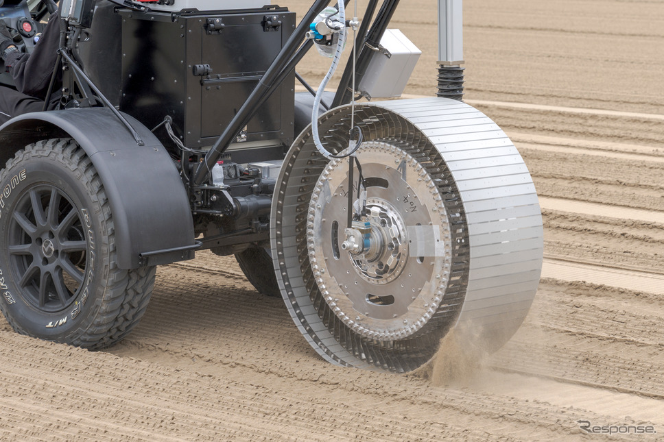 鳥取砂丘は月面だって? ブリヂストンが探査車用タイヤを開発中…実証フィールド《写真撮影 関口敬文》