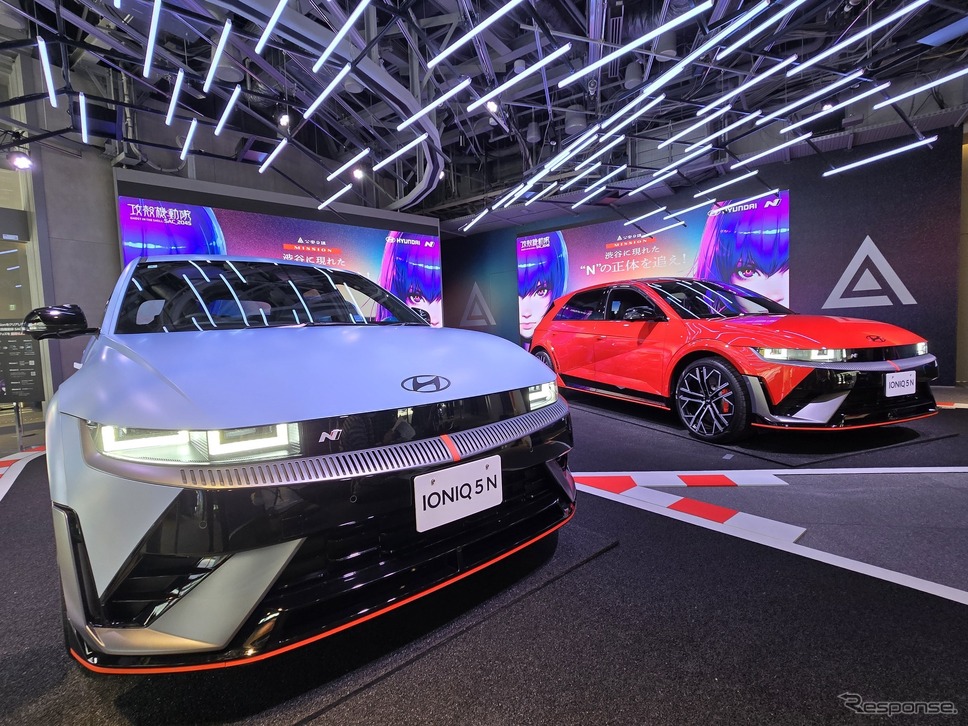 SHIBYA TSUTAYA 1Fに展示された赤白2台のIONIQ 5 N。《撮影:根岸智幸》