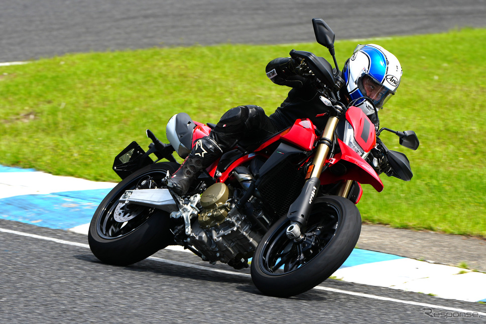 サスペンションの長い本国仕様は、モタードらしい乗り味。日本仕様はもう少しロードバイクに近い乗り味になるはず。【写真撮影 長谷川徹】