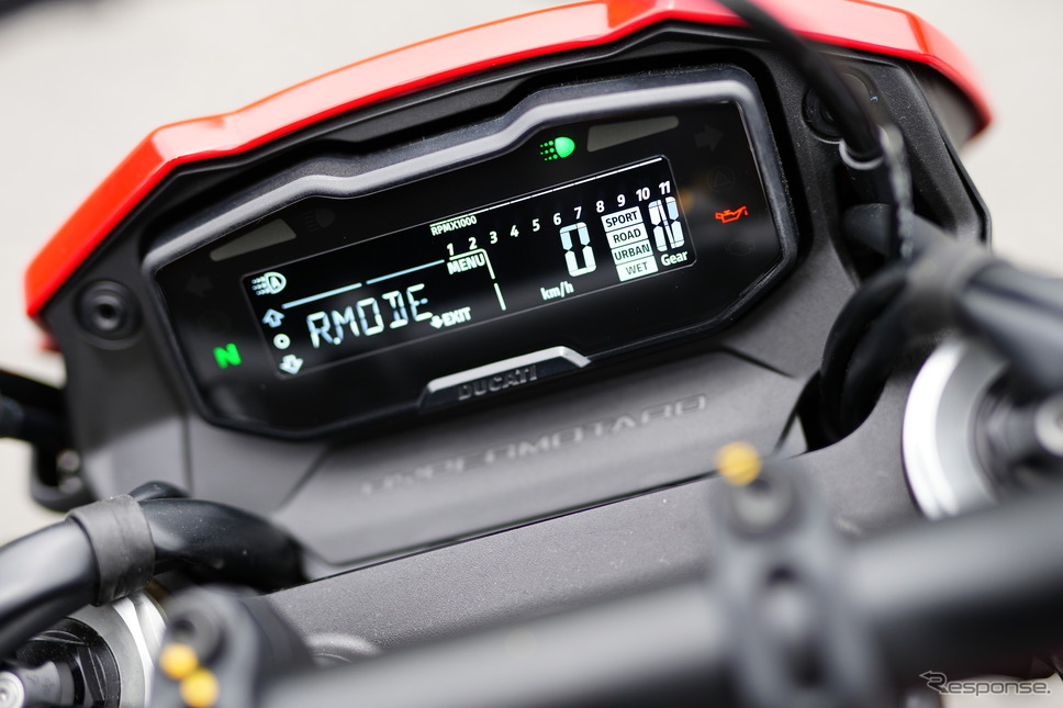 オフロードバイクを思わせる小さなメーターから様々な情報を呼び出すことが可能。モードは4種類用意されている。【写真撮影 長谷川徹】