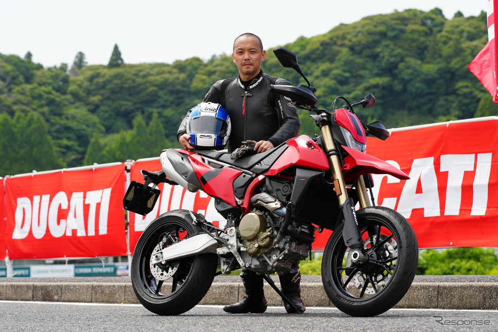 ドゥカティ ハイパーモタード698モノと筆者 小川勤【写真撮影 長谷川徹】