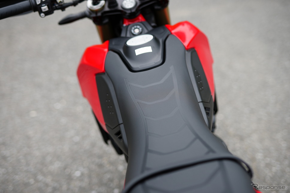 自然にリラックスできるポジション。フラットなシートは動きやすく、軽量な車体を振り回しやすい。日本仕様も試してみたいところだ。【写真撮影 長谷川徹】
