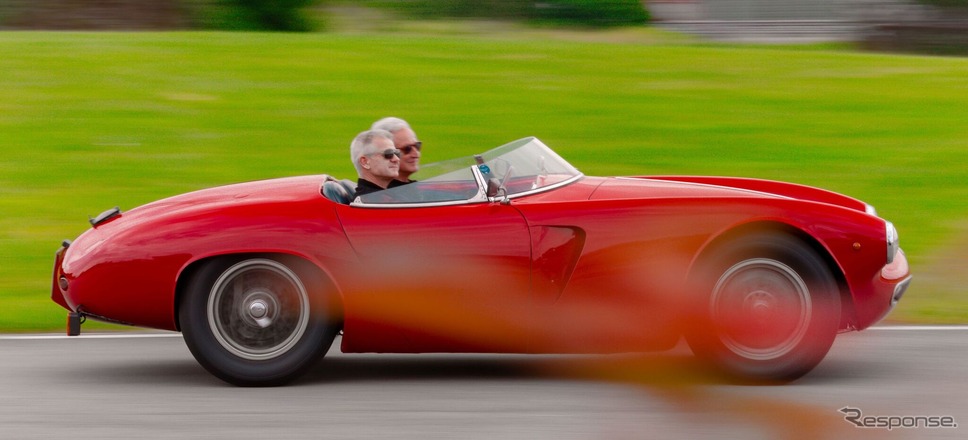 アルファロメオ1900スポーツ・スパイダー(1954年製)と二コラ・ラリーニ氏《photo by Alfa Romeo》