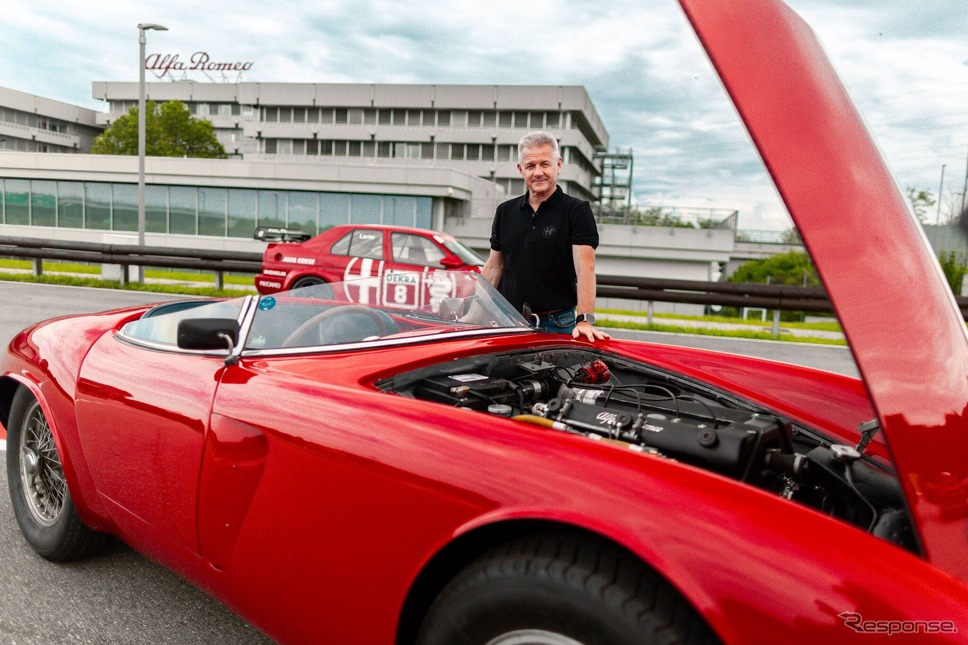 アルファロメオ1900スポーツ・スパイダー(1954年製)と二コラ・ラリーニ氏《photo by Alfa Romeo》
