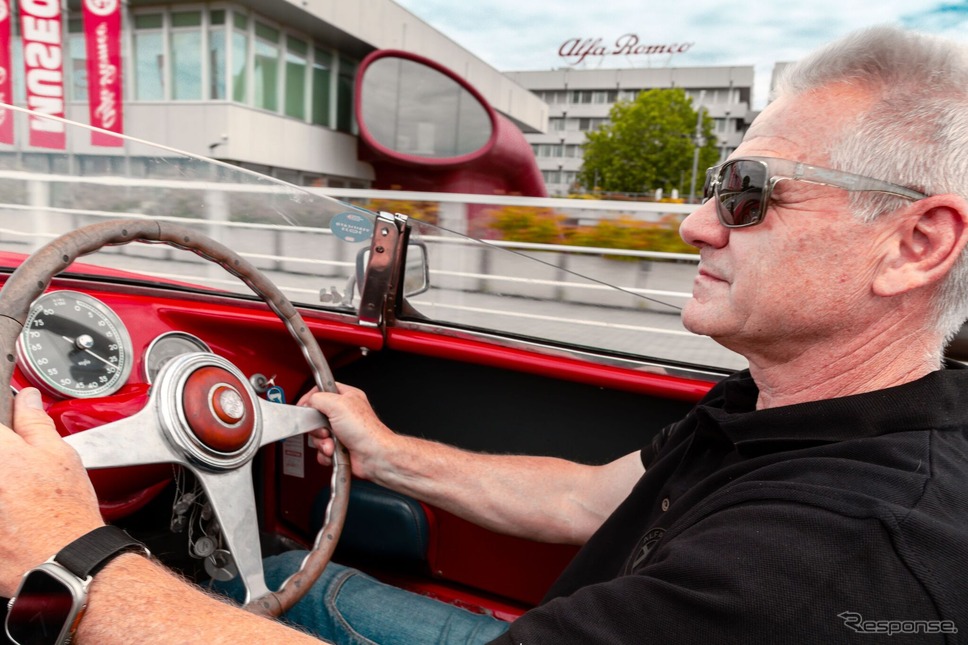 アルファロメオ1900スポーツ・スパイダー(1954年製)と二コラ・ラリーニ氏《photo by Alfa Romeo》