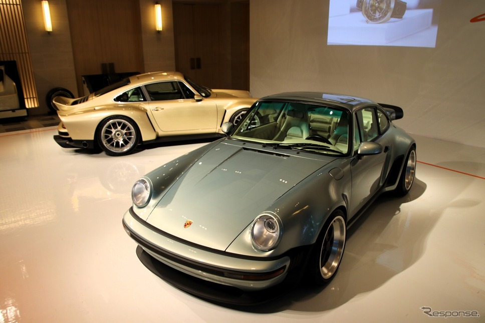レスト・モッドされたポルシェ911 リイマジンド・バイ・シンガー「ターボスタディ」(手前)と「DLSターボ」(奥)《写真撮影 内田俊一》