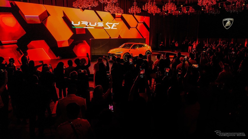 ランボルギーニ・ウルスSE(ドバイ発表会)《photo by Lamborghini》