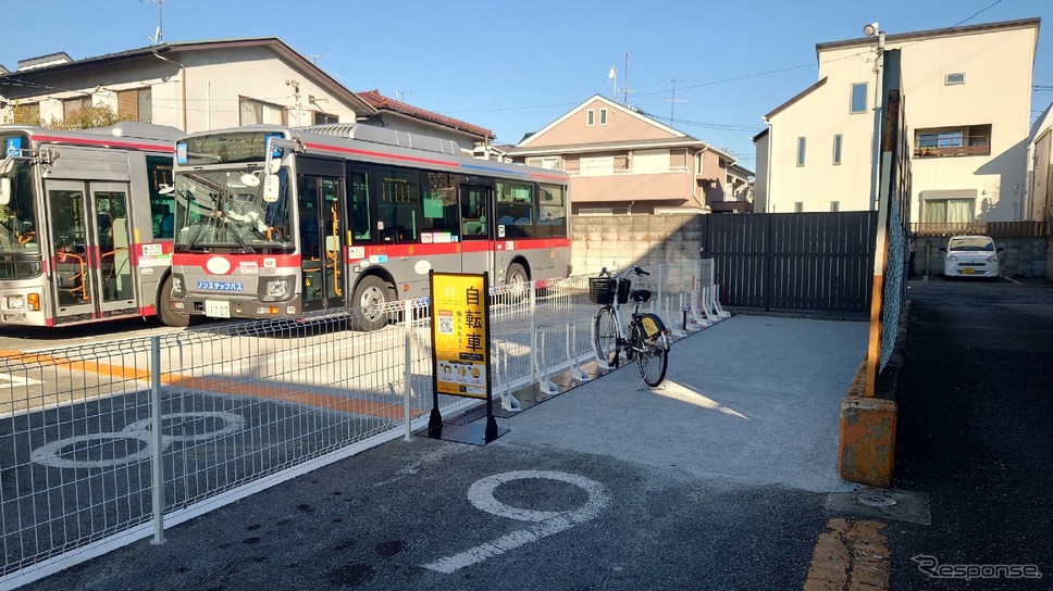 東急バス等々力操車場バス停のHELLO CYCLINGステーション《写真提供 OpenStreet》