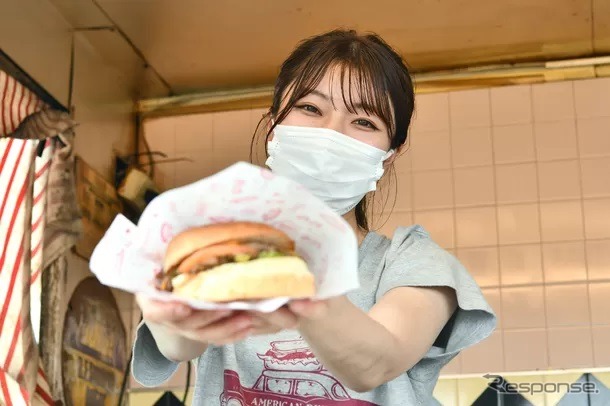 ハンバーガーの名店がキッチンカーで登場する《画像提供 MOTOR CAMP EXPO実行委員会》