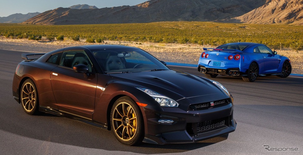 日産 GT-R「スカイライン・エディション」（右）と「T-spec匠エディション」《photo by Nissan》