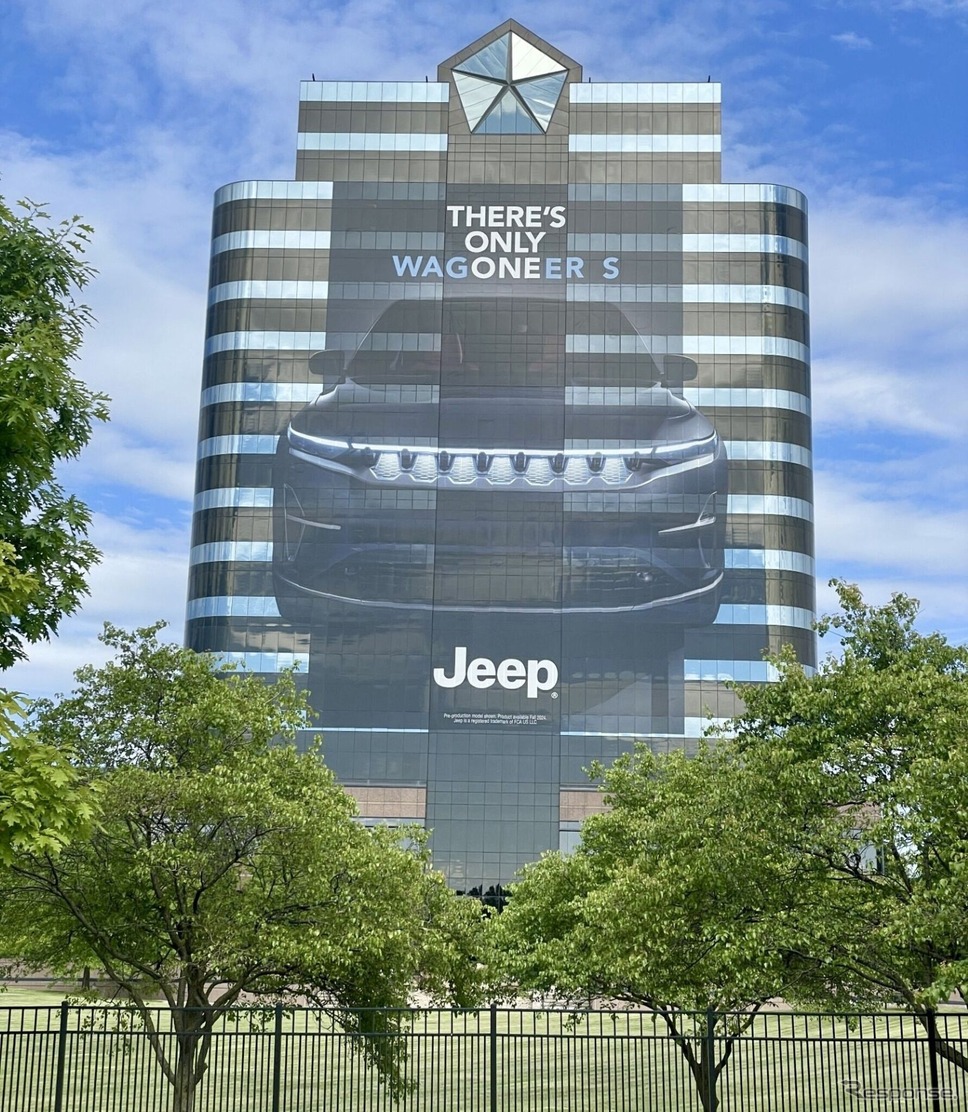 巨大なジープ・ワゴニアSの写真でラッピングされたステランティスの北米本社《photo by Jeep》