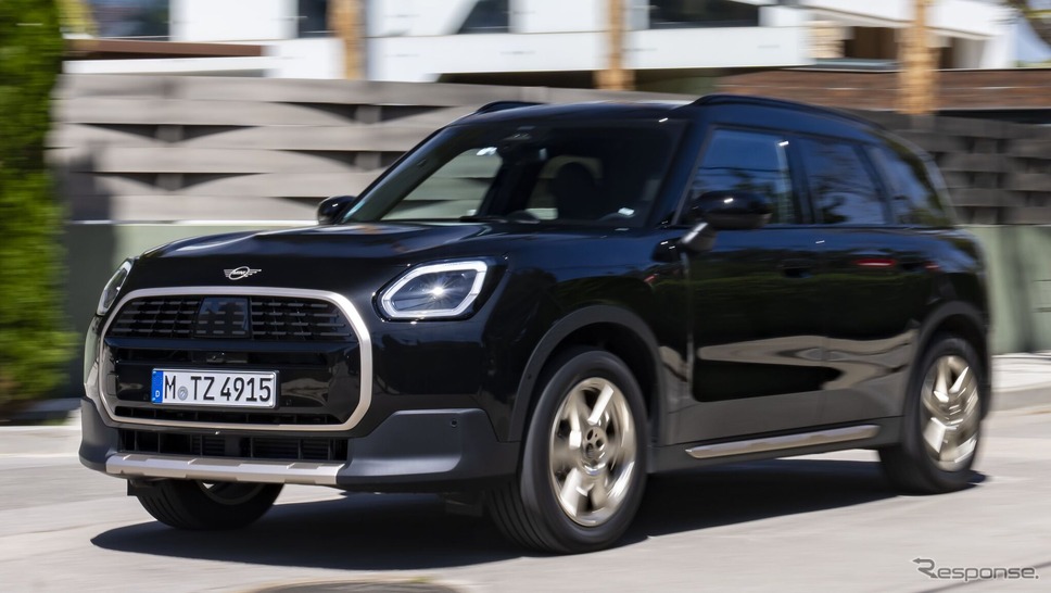 MINI カントリーマン 新型の「Favoured」仕様《photo by MINI》