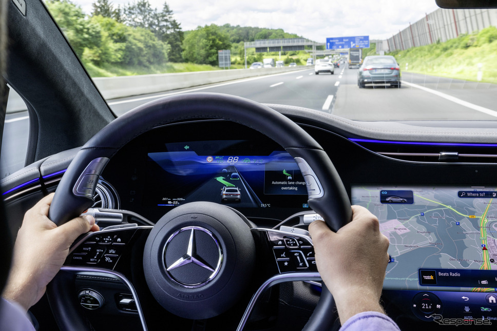 メルセデスベンツの自動車線変更機能《photo by Mercedes-Benz》