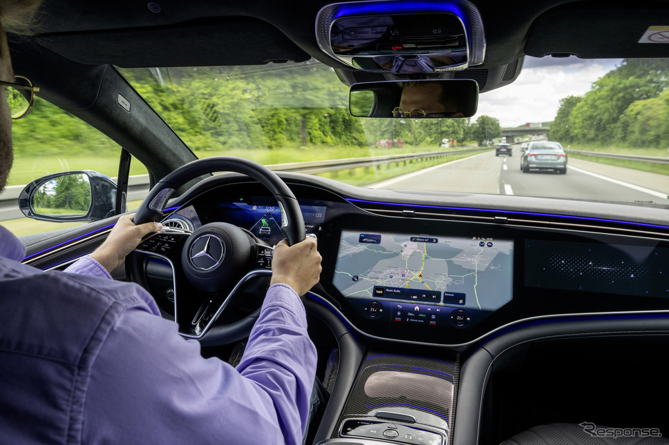 メルセデスベンツの自動車線変更機能《photo by Mercedes-Benz》