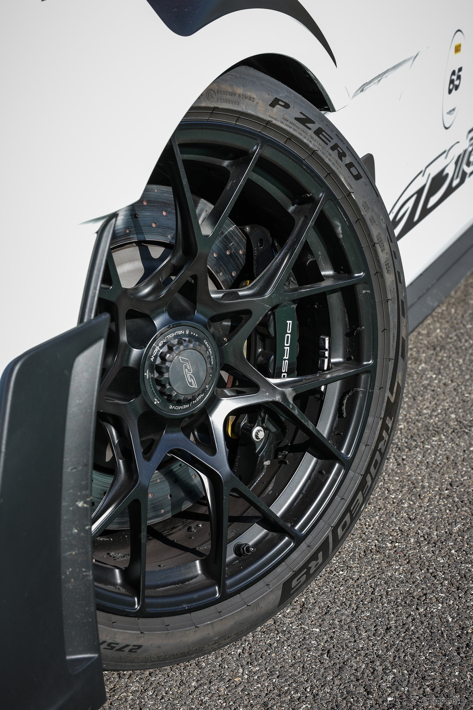 ピレリがポルシェ『911 GT3 RS/GT3』向けの新タイヤコレクション4種類をデリバリー《写真提供 ピレリジャパン》