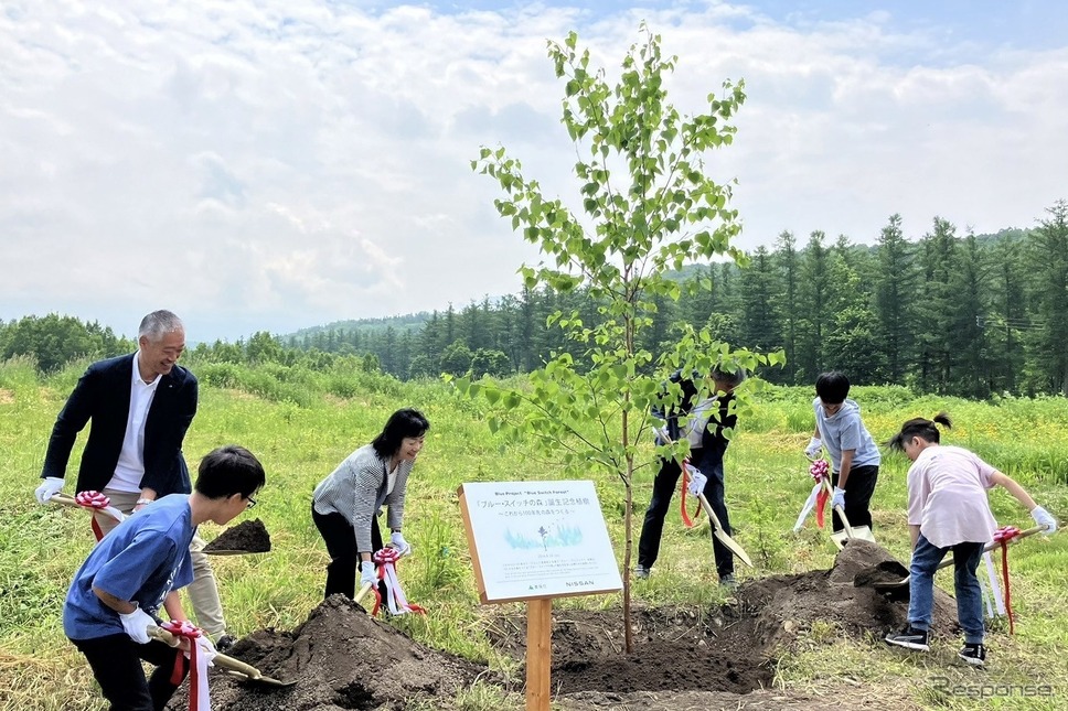 シンボルツリーの植樹の様子《写真提供 日産自動車》