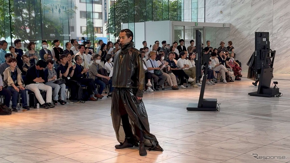 ダイハツは、「PVC Raincoat」として、使わなくなったアナログレコードを粉砕しPVCとして再生、野外音楽フェスで使うレインコートとしてアップサイクルした。《写真撮影 三浦和也》