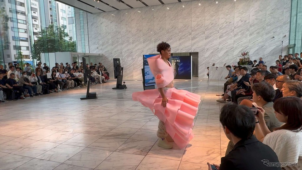 SAAYA/EXTRABOLDは、「SAAYA 2024コレクション」をテーマに、デジタル領域で起こるバグや破綻を3Dプリンティング技術で再構築したファッションを披露。《写真撮影 三浦和也》