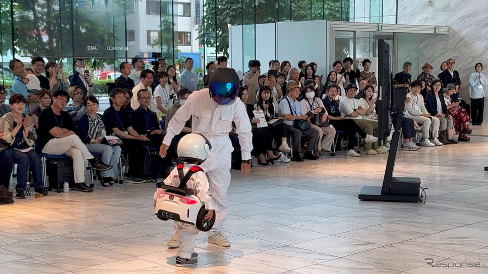 ISUZUとHONDAのコラボは、「親子ツナギ」として、安心・安全のイメージのISUZUと走りのイメージのHONDAがコラボし、ユーズドセレクトショップ「ラグタグ」の古着や自動車廃材を使って作った親子用のツナギを発表した。《写真撮影 三浦和也》
