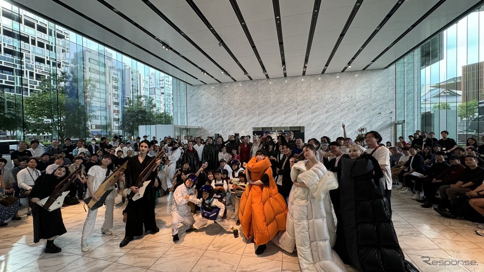 ファッションショー終了後の全員写真は観客もいっしょに！《写真撮影 三浦和也》