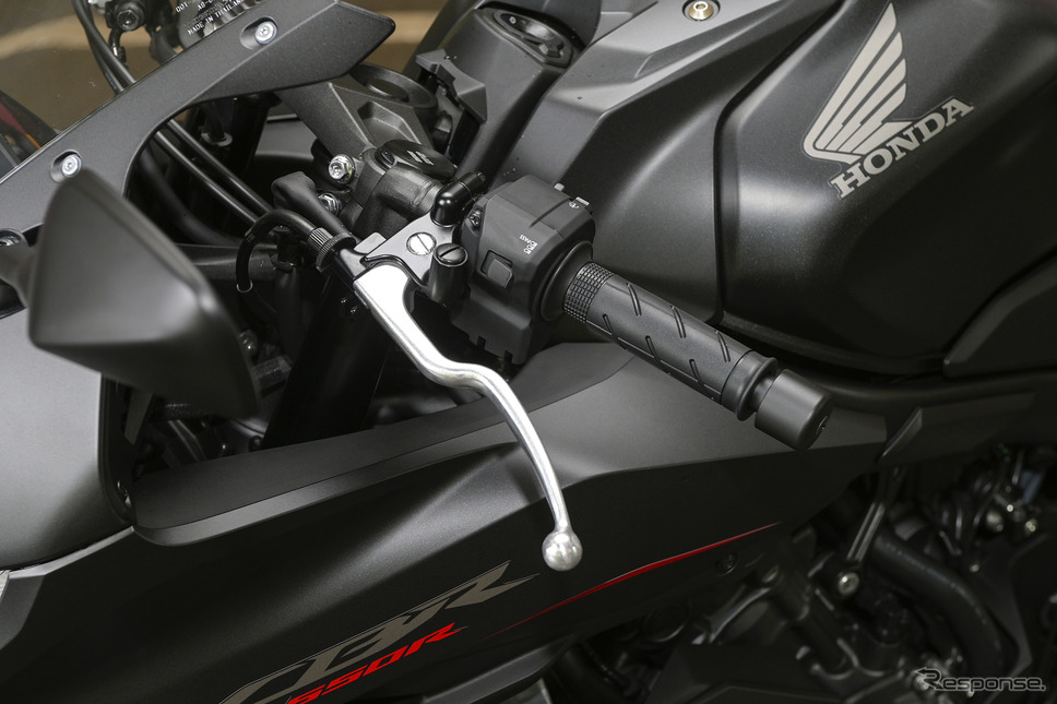 「E-Clutch」でもクラッチレバーは残されている。通常のMT操作も可能《写真提供 ホンダ》
