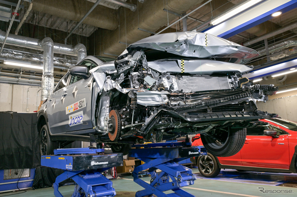 64km/hで車両全幅40%をアルミハニカムバリアに衝突させるオフセット衝突試験の車両《画像提供 スバル》
