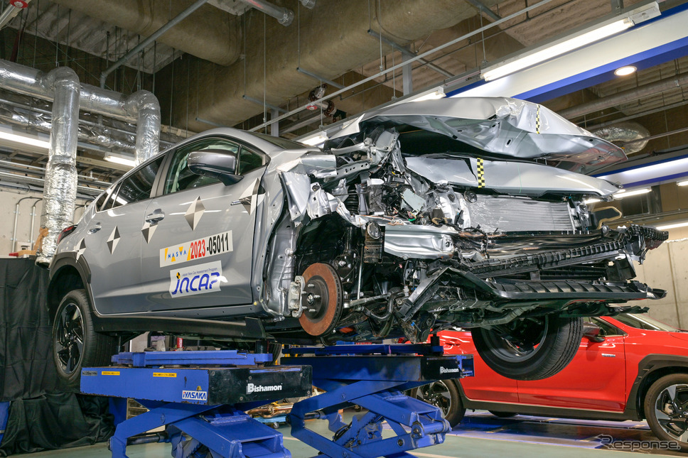 車両前端から徐々に変形させ衝突エネルギーを吸収していく思想で車両を作っている《画像提供 スバル》