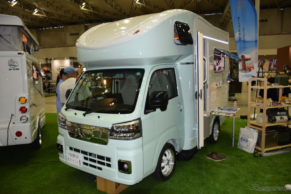 Moon Star Exportのブースでは2台のキャンピングカーが展示された《写真撮影 小國陽大》