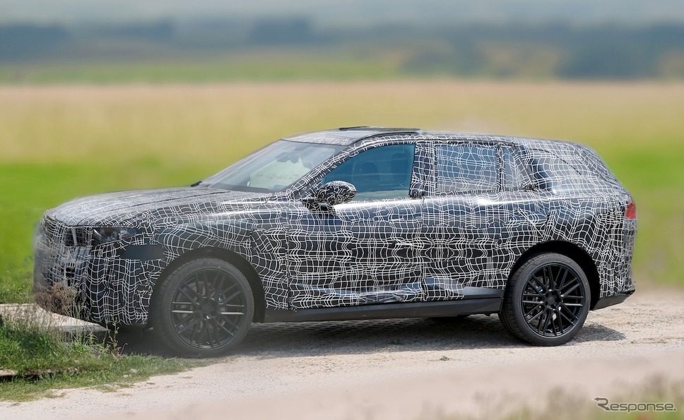 BMW iX5 次期型プロトタイプとみられる車両(スクープ写真)《APOLLO NEWS SERVICE》