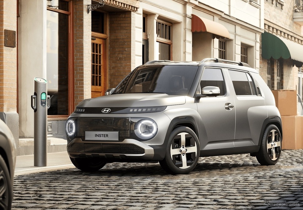 11kWの車載充電器を標準装備。120kWの急速充電器を使えば、約30分で10%から80%まで充電できるという。充電リッドは黒いグリルにある。《photo by Hyundai》